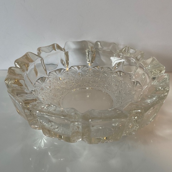 Vintage Heavy Glass Ashtray or Bowl with Candle - Starburst Daisy Pattern - Picture 4 of 14